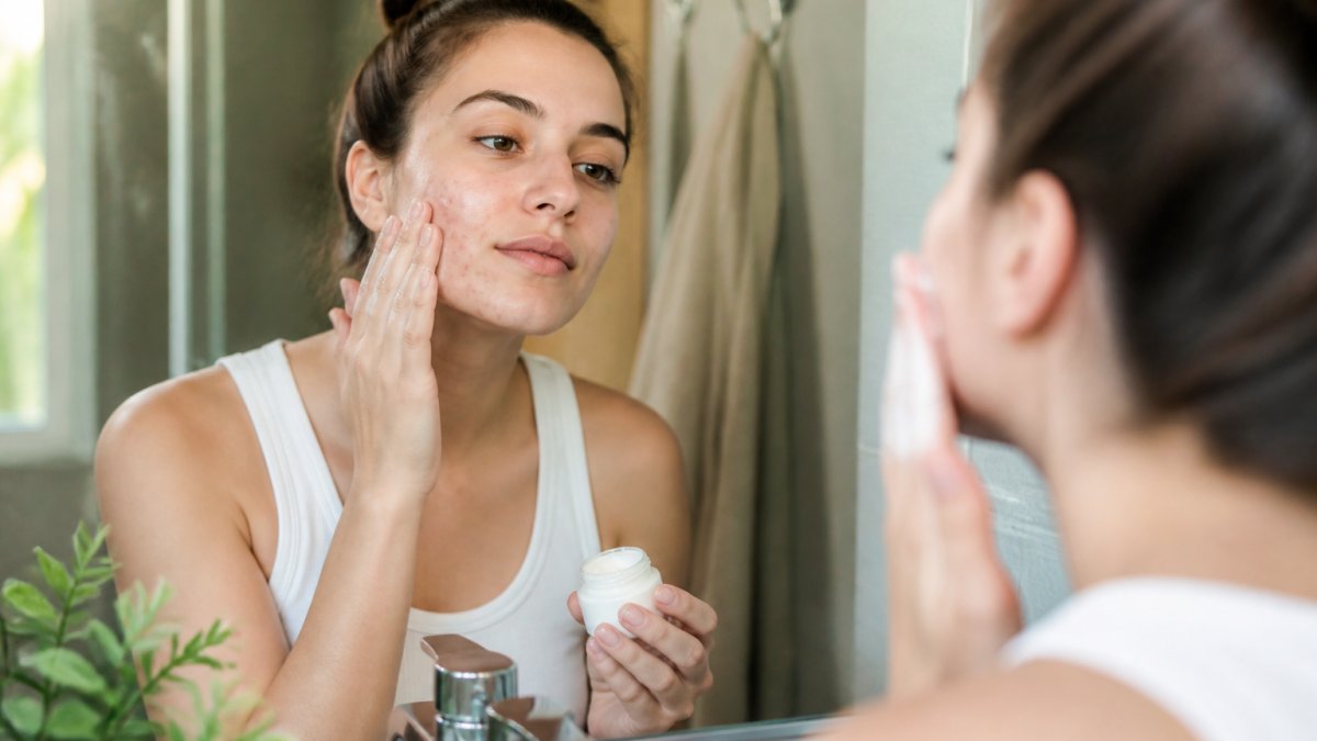 How to Moisturize Acne-Prone Skin: A Step-by-Step Guide